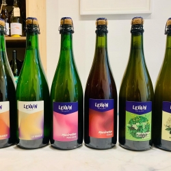 Une de nos plus belles découvertes « bières » !

Découvrez les bières du fils Tissot, célèbre vigneron du Jura !

Après avoir suivi une formation d’œnologue et acquis une précieuse expérience à la brasserie Cantillon, Aymeric Tissot, descendant des réputés vignerons jurassiens de la famille Tissot, a établi sa brasserie artisanale au cœur de Besançon, avec pour ambition de créer des bières de fermentation naturelle. La connexion avec le domaine familial de Mireille et André Tissot lui permet d’obtenir des barriques d’exception pour le vieillissement, ainsi que du raisin, des marcs et des lies de vin, essentiels pour parfaire ses cuvées en fermentation spontanée. Spécialisée dans les bières de fermentation indigène, cette brasserie bénéficie de l’expertise d’Aymeric Tissot, qui utilise les ressources du domaine familial pour élever ses créations à un niveau supérieur.

Personnellement une de nos plus belles découvertes en bière vivante ces dernières années ! Nous vous proposons actuellement 7 bières différentes de cette brasserie : blonde, ambrée, IPA, cerise, poulsard, fleurs de sureau et Melisse fleurs des prés.

N’hésitez pas à essayer, la qualité est exceptionnelle, sensation et émotion garantie !

Dispos en cave et en ligne :

https://www.vinsnature.fr/domaine/558-brasserie-levain

@brasserie.levain #brasserielevain ##caveabieres #caveabiere #aemporter #livraison #since2007 #lyon #biere #biereartisanale #craftbiere #craftbeer #brasseriecantillon #lyonbierefestival #bruxelles #gueuze #lambic