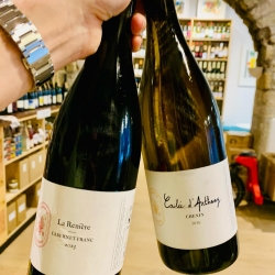 ❤️Deux nouvelles et magnifiques cuvées à découvrir du Domaine de la Renière à Saumur !

🟡En blanc, la Coulée d’Arthenay, une expression pure et élégante du Chenin Blanc et un peu bourguignonne également, ce qui n’est pas pour nous déplaire ! Issu de vieilles vignes cultivées sur des sols calcaires et argilo-schisteux, il offre une belle complexité aromatique au nez, mêlant des notes de fruits à chair blanche comme la poire et la pomme, à des touches plus exotiques comme l’ananas ou la mangue. Des arômes subtils de fleurs blanches, d’amande et de miel viennent compléter ce bouquet. En bouche, le Coulée d’Arthenay se distingue par une belle tension minérale, signature de son sol calcaire. L’acidité bien équilibrée apporte fraîcheur et vivacité, tandis que la richesse et la rondeur des fruits apportent du volume et de la profondeur. Des touches salines et crayeuses s’ajoutent à la finale longue et persistante, tout en finesse et élégance.

🔴En rouge un très beau Cabernet Franc pas du tout dans le végétal ou l’austérité ! Une belle explosion de saveurs, dominée par les épices et le poivre blanc, un nez envoûtant et une bouche terriblement élégante. Un touché de bouche soyeux et structuré, avec des tanins fins et bien intégrés. L’acidité équilibrée apporte fraîcheur et légèreté, tandis que des touches poivrées et terreuses prolongent la finale. Ce vin exprime un bel équilibre entre finesse et complexité, avec un potentiel de garde modéré.

📦A découvrir en boutiques et en ligne :

https://www.vinsnature.fr/domaine/564-domaine-de-la-reniere
#domainelareniere @domainedelareniere #saumur #vin #vinbio #vinsbios #vinbiologique #wine #vinnaturels #vinvivants #purjus #vinsnature #vinsnaturels #organicwines #biodynamicwines #naturalwine #naturalwines #lyon #cavistelyon #lyon #vinbiodynamique #winelover #vino #redwine #winetasting #foodandwine #winetime #winery #vinho #winelovers #winestagram